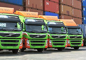 trucks-in-port